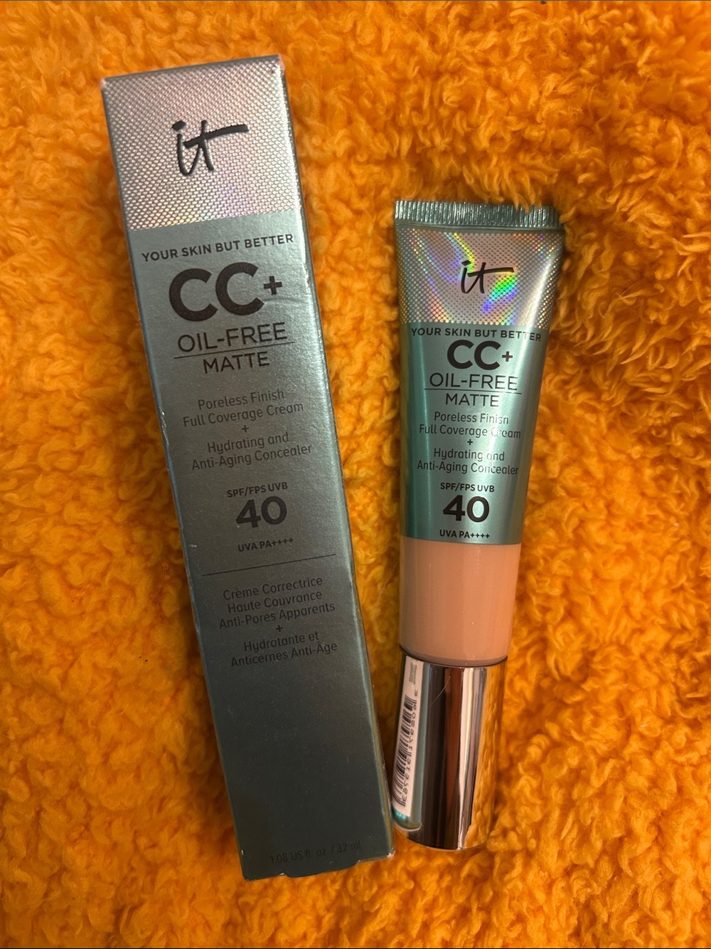 it cosmetics CC+ Oil-Free Matte Cream in Pink Beige with Silver Accents